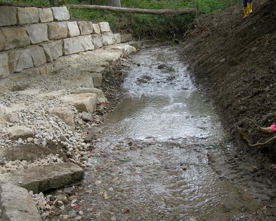 Flussbegradigung mit Natursteinen bei Beuren